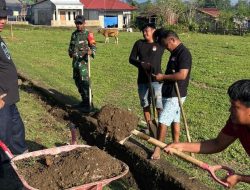Babinsa Koramil 1407-14/Libureng Dan Warga Bersatu, Wujudkan Lingkungan Bersih Lewat Karya Bakti Pembersihan Drainase Di Wanuawaru