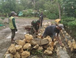 Babinsa Koramil 1407-09/Lapri Kodim Bone Gotong Royong Bangun Talud Jalan Bersama Masyarakat Desa Pattuku Limpoe