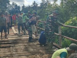 Anggota Koramil 1407-10/Ponre Bersama Warga Laksanakan Gotong Royong Perbaiki Jembatan Rusak Di Desa Pattimpa