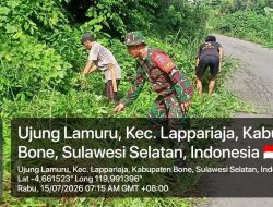 Babinsa Koramil 09/Lapri Bersama Warga Laksanakan Pembersihan Semak Belukar Di Jalan Poros Desa Ujung Lamuru