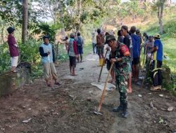 Semangat Gotong Royong, Babinsa Koramil 1407-17/Salomekko Kodim Bone Dukung Perbaikan Akses Jalan Desa