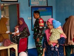 Peduli Kesehatan Masyarakat, Babinsa Dua Boccoe Dampingi Petugas Kesehatan Dalam Pelayanan Posyandu