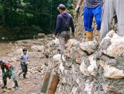 Melalui Karya Bakti, Babinsa Koramil 1407-21/Palakka Dan Warga Lanjutkan Pengecoran Cakar Jembatan Di Desa Siame