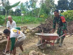 Babinsa Koramil 1407-05/Ulaweng Kodim Bone Bersama Warga Bangun Pondasi Deker Jalan Di Desa Ulaweng Cinnong