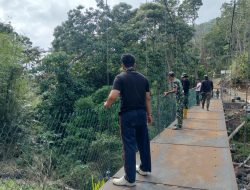 Satgas TMMD Ke 129 Kodim 1407/Bone Pasang Jaring Pengaman Jembatan Gantung Di Desa Pattuku