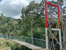 Satgas TMMD ke 129 Kodim 1407/Bone Laksanakan Pengecatan Jembatan Gantung