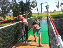 Satgas TMMD Ke 129 Kodim 1407/Bone Laksanakan Pengecatan Jembatan Gantung Di Desa Tadang Palie