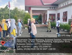 Babinsa Koramil 1407-07/Tanete Riattang Latih PBB Gerak Jalan Ibu-Ibu PKK Sambut HUT Kemerdekaan RI
