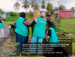 Gotong Royong Bersama Warga, Babinsa Koramil 1407-18/Kajuara Bersihkan dan Cat Batas Desa