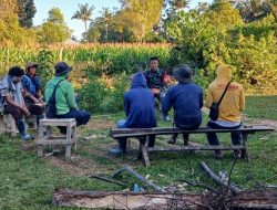 Babinsa Koramil 1407-05/Ulaweng Tingkatkan Keakraban Melalui Komunikasi Sosial Bersama Warga