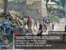 Babinsa Kodim Bone Koramil 1407-21/Palakka Bersama Warga Lanjutkan Plesteran Tembok Jembatan Di Desa Siame