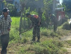 Personel Koramil Kahu Kodim 1407/Bone Bersama Warga Laksanakan Karya Bakti Bersihkan Jalan