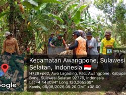 Babinsa Koramil 1407-06/Awangpone Turun Langsung Perbaiki Jalan Tani Bersama Warga