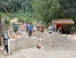 Bahu Membahu Bersama Warga, Koramil 1407-21/Palakka Perkuat Akses Penghubung Desa