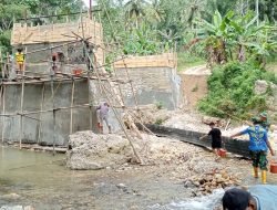 Genjot Infrastruktur Desa, Babinsa Koramil 1407-21/Palakka Terus Dampingi Pembangunan Jembatan