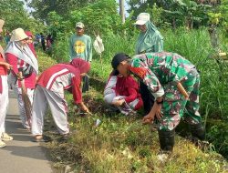 Babinsa Koramil 1407-19/Kahu Bersama Warga Gelar Kerja Bakti Bersihkan Lingkungan Desa Massila