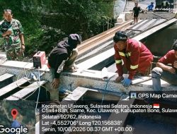 Danramil 1407-21/Palakka Awasi Pengelasan Rangka Besi Jembatan Di Wilayah Binaan