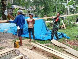 Ringankan Beban Warga, Babinsa Koramil Ponre Kodim 1407/Bone Bantu Pembangunan Rumah Di Poleonro