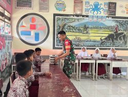 Dukung Program MBG, Babinsa Dua Boccoe Kodim 1407/Bone Dampingi Pendistribusian Makanan Bergizi Di Sekolah