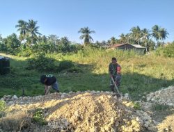 Babinsa Koramil Cenrana Kodim 1407/Bone Laksanakan Karya Bakti Perataan Timbunan Tanah Di Desa Nagauleng