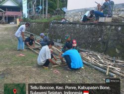 Peduli Warga Binaan, Babinsa Ponre Kodim 1407/Bone Bantu Pembuatan Pagar Rumah