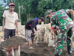 Wujud Kepedulian, Babinsa Lapri Kodim 1407/Bone Bantu Pembangunan Rumah Warga