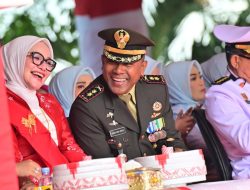 Kenakan Busana Merah Putih, Ketua Persit KCK Cabang XXV Dampingi Dandim Hadiri HUT Ke 81 RI