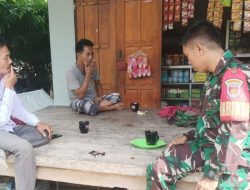 Babinsa Kodim Bone Koramil 1407-01/Ajangale Jalin Komunikasi Sosial Bersama Warga