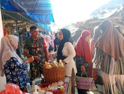 Babinsa Koramil Salomekko Kodim 1407/Bone Perkuat Komsos Bersama Pedagang Di Pasar Pancaitana