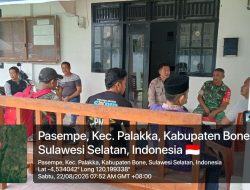 Babinsa Kodim 1407/Bone Koramil 21/Palakka Jalin Komsos Bersama Warga Desa Pasempe