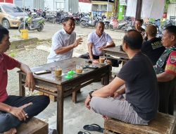 Komsos Bersama Warga, Babinsa Koramil 1407-15/Mare Bangun Komunikasi Dan Kebersamaan Di Wilayah Binaan