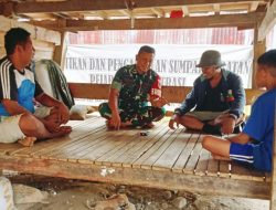 Babinsa Koramil 08/Lamuru Kodim 1407/Bone Terus Jaga Kedekatan Dengan Masyarakat Melalui Komsos