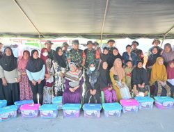Gladi Posko Banjir Berlanjut Aksi Sosial, TNI Salurkan Sembako Untuk Warga Ajangale