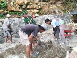 Peduli Keselamatan Warga, Babinsa Koramil 1407-20/Bontocani Turun Langsung Benahi Dinding Penahan Tanah