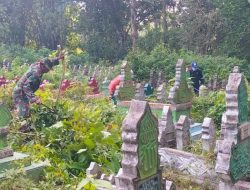 Jaga Kebersihan Lingkungan, Babinsa Koramil 1407-13/Sibulue Bersama Warga Benahi TPU Desa Letta Tanah