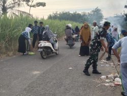 Babinsa Koramil Ajangale Kodim 1407/Bone Tumbuhkan Kepedulian Lingkungan Melalui Kerja Bakti Bersama Pelajar