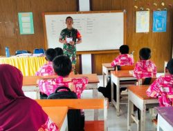 Peduli Pendidikan Generasi Muda, Babinsa Salomekko Kodim 1407/Bone Bantu Siswa Belajar Membaca, Menulis & Berhitung