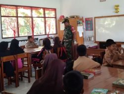 Tumbuhkan Jiwa Nasionalisme Pelajar, Babinsa Ulaweng Kodim 1407/Bone Hadir Berikan Wawasan Kebangsaan Sejak Dini
