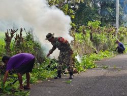 Gotong Royong Tak Pernah Lekang, Babinsa Koramil 1407-11/Barebbo & Warga Desa Kading Bersihkan Jalan Tani