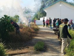 Peduli Lingkungan & Pererat Kebersamaan, Babinsa Koramil 03/Cenrana Turut Bersihkan Seputaran Kantor Desa Labotto