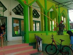 Jaga Kebersihan Dan Kenyamanan Tempat Ibadah, Babinsa Barebbo Bersama Warga Laksanakan Karya Bakti di Masjid Nurul Irsyad
