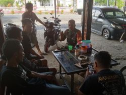 Dekat Dengan Warga, Babinsa Koramil Dua Boccoe Kodim 1407/Bone Terus Jalin Komunikasi Di Wilayah Binaan