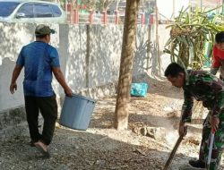 Semangat Gotong Royong Jaga Kebersihan, Personel Koramil 1407-19/Kahu Bersihkan Halaman Makoramil Di Kelurahan Palattae