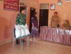 Pastikan Penyaluran Bantuan Tepat Sasaran, Babinsa Lamuru Kodim 1407/Bone Dampingi Pembagian Beras Kepada Masyarakat
