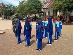 Dukung Pembentukan Karakter Generasi Muda, Babinsa Koramil Kahu Ajarkan PBB Kepada Siswa SDN 284 Desa Labuaja