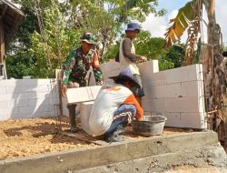 Babinsa Kodim 1407/Bone Koramil 15/Mare Bantu Warga Membangun Rumah Di Desa Tellongeng