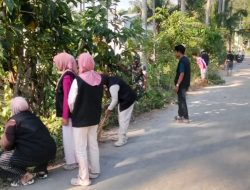Babinsa Koramil Kajuara Kodim 1407/Bone Dan Warga Bersihkan Badan Jalan, Akses Desa Buareng Kembali Nyaman
