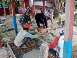 Wujudkan Semangat Gotong Royong, Babinsa Koramil Cina Dan Warga Bersama Mengerjakan Jembatan Rumah Di Walenreng