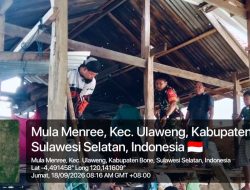 Tumbuhkan Semangat Gotong Royong, Babinsa Koramil Ulaweng Bersama Warga Bantu Bongkar Rumah Kayu Di Mulamenre