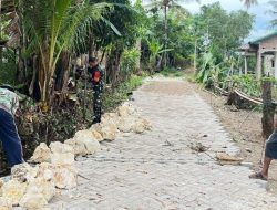 Semangat Gotong Royong, Babinsa Koramil 09/Lapri Bersama Warga Perbaiki Akses Jalan Desa Selli